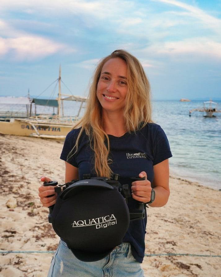 Margaux Le Brun sur la plage, son caisson photo sous-marin Aquatica Digital dans les mains
