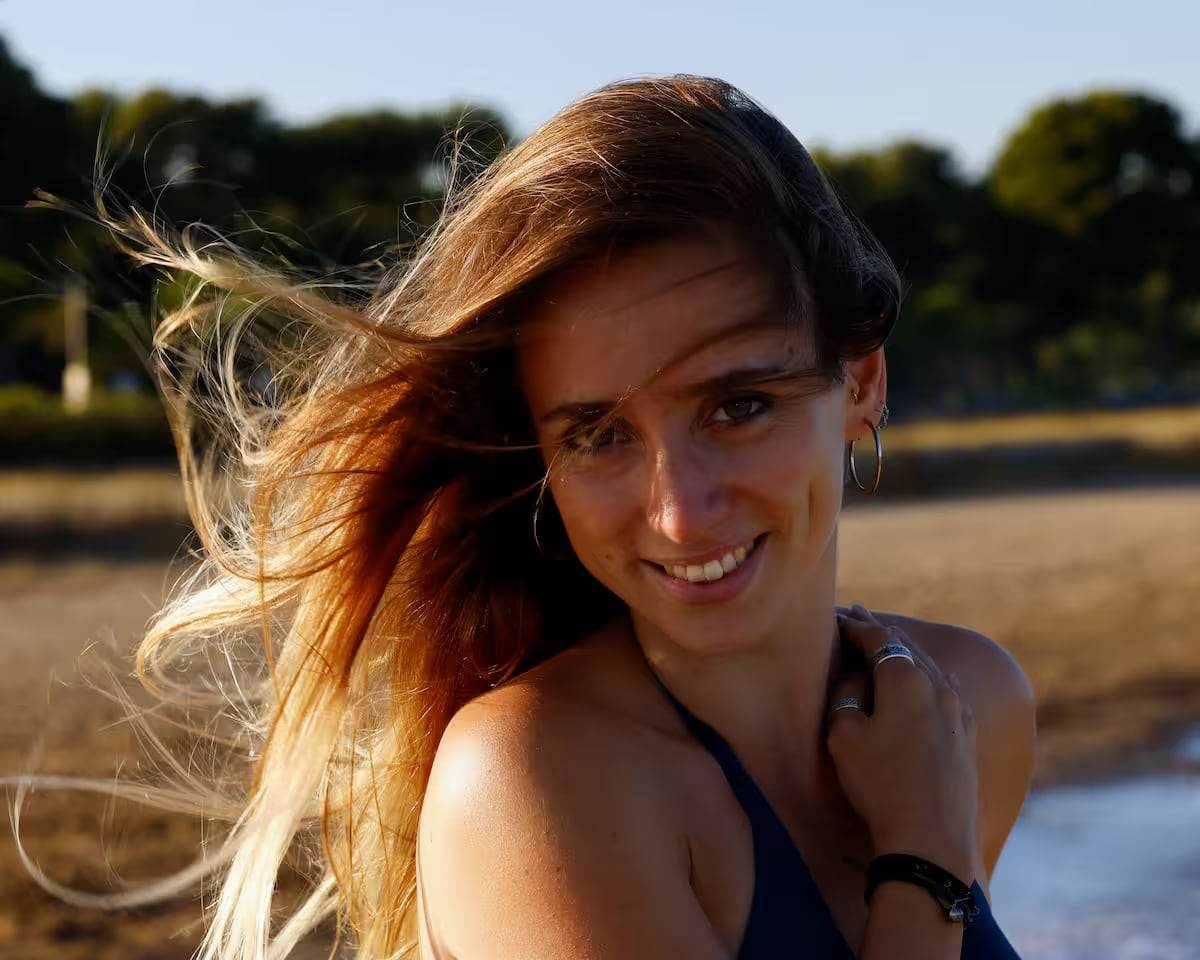Portrait de Margaux Le Brun à l’heure dorée, en bord de mer