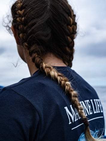 Tresse et t-shirt Marine Life, de dos, face à la mer