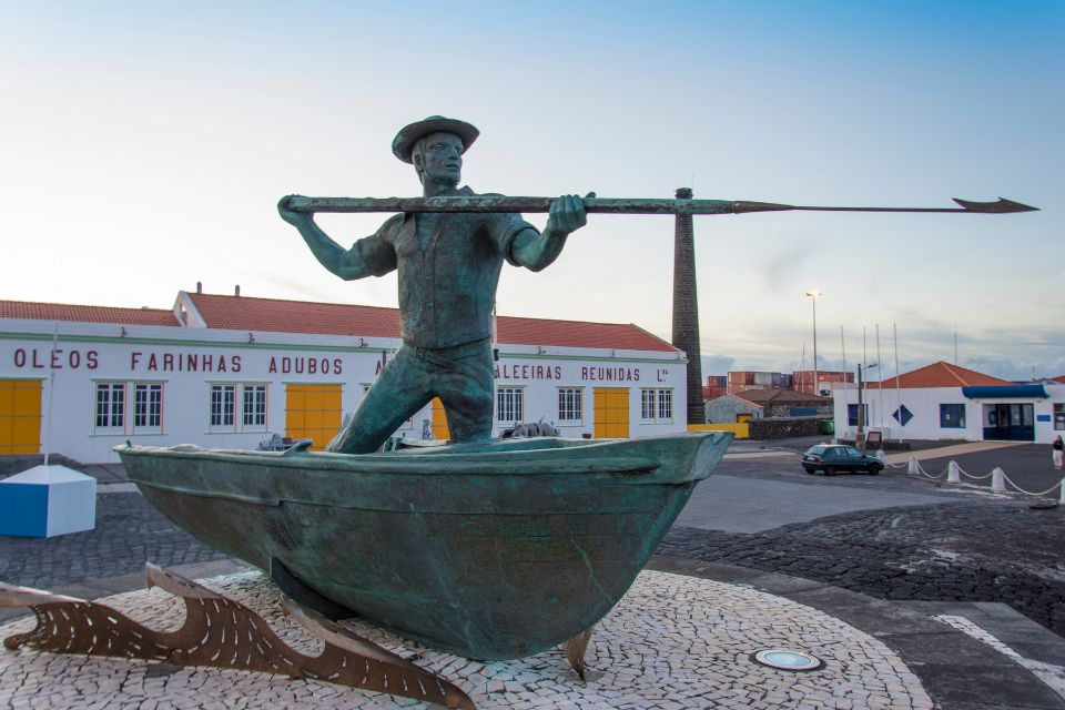 Statue en métal représentant la chasse à la baleine